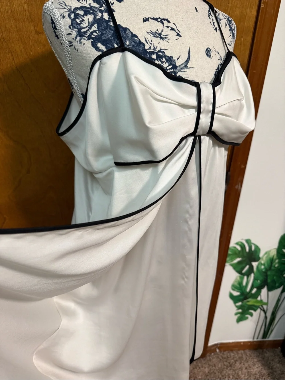 Kate Spade 2piece set- Mrs. bridal nightgown/robe -white with black piping (xl)